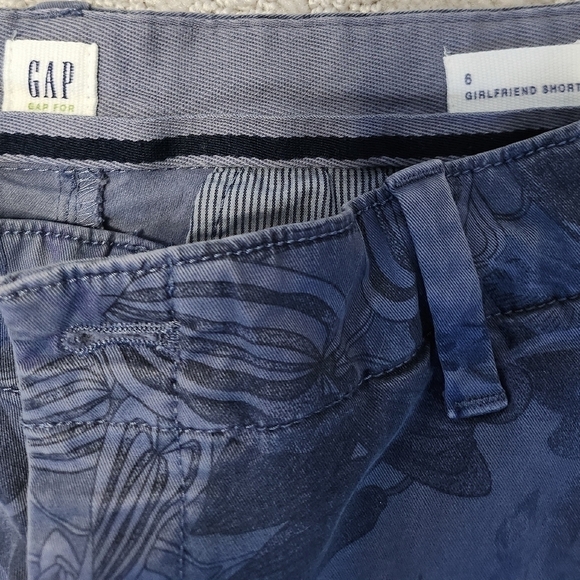 Gap blue petite girlfriend shorts with hibiscus print size 8 - Picture 3 of 3